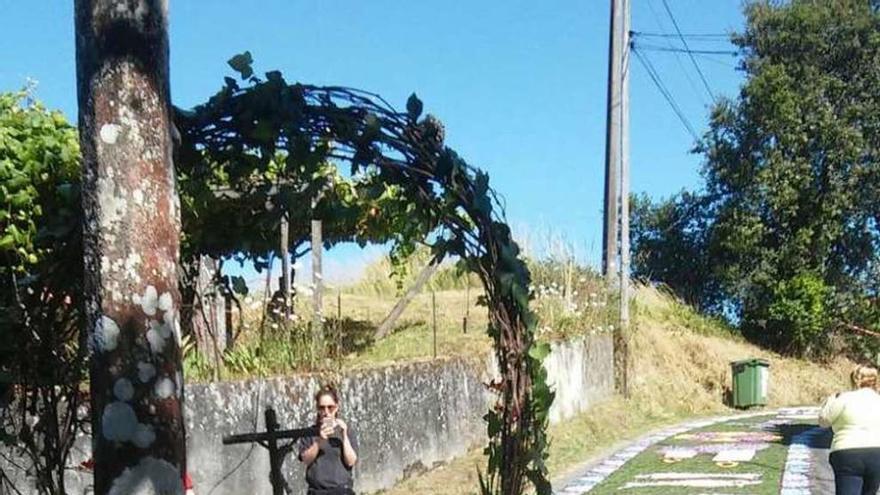 Los vecinos adornaron la parroquia con una colorida alfombra.