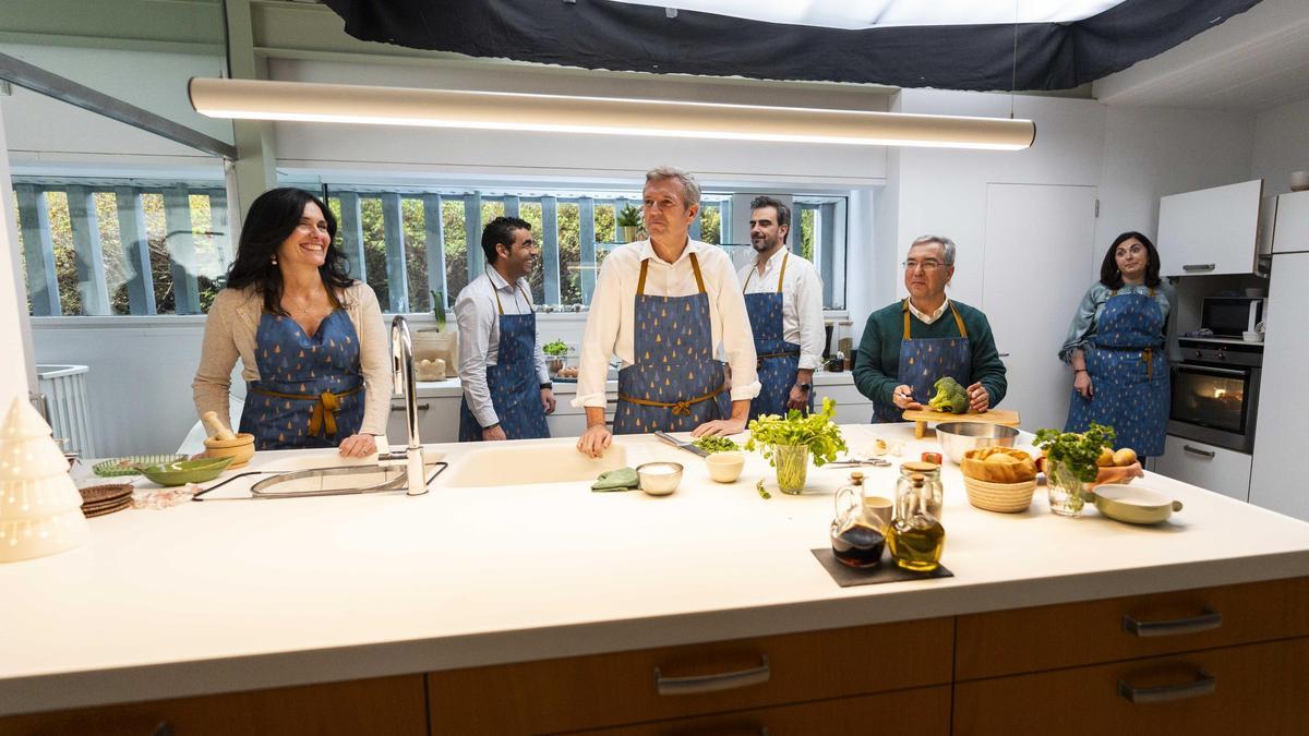 Rueda se pone el mandil en el nuevo vídeo de Navidad del PPdeG:  Puede que no sea el mejor cocinero del mundo, pero trato lo nuestro con cariño 