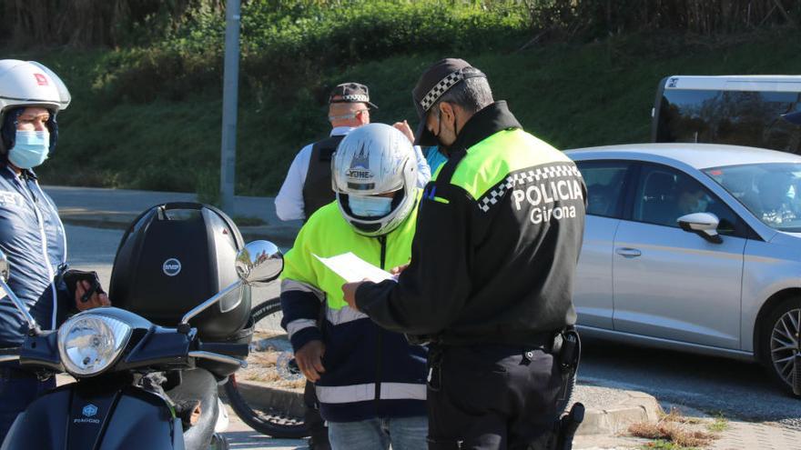 Un policia multant un motorista en el control que s&#039;ha fet aquest dissabte