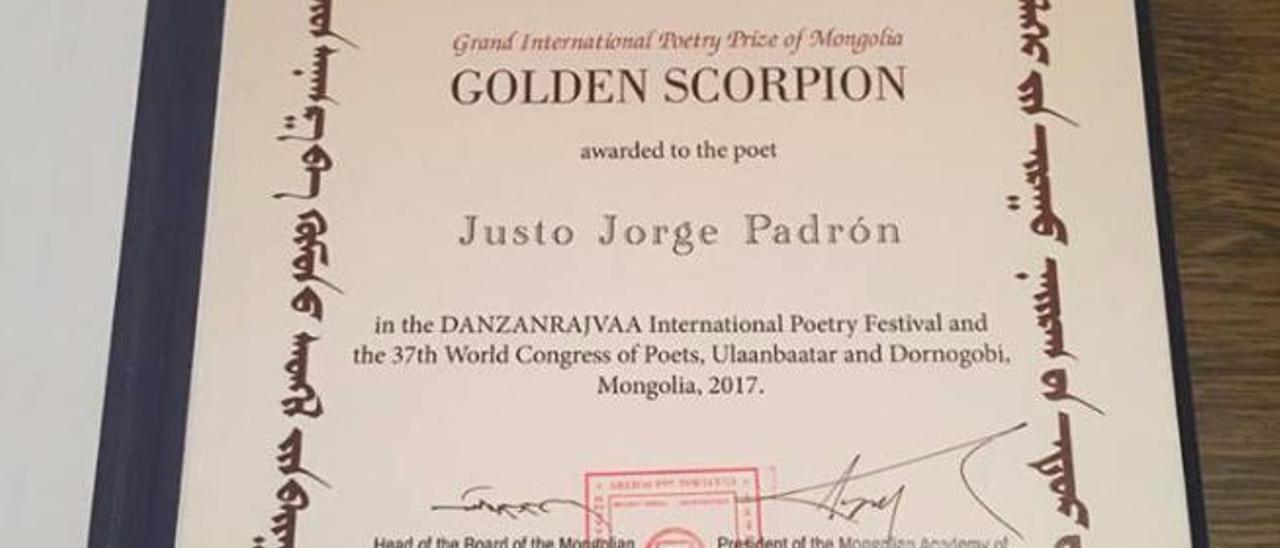 Justo Jorge Padrón recibe las distinciones durante el Congreso Mundial de Poetas celebrado en la capital de Mongolia Ulán Bator, donde también recibio el Doctor Honoris Causa de la Universidad Nacional de Mongolia de Educación.