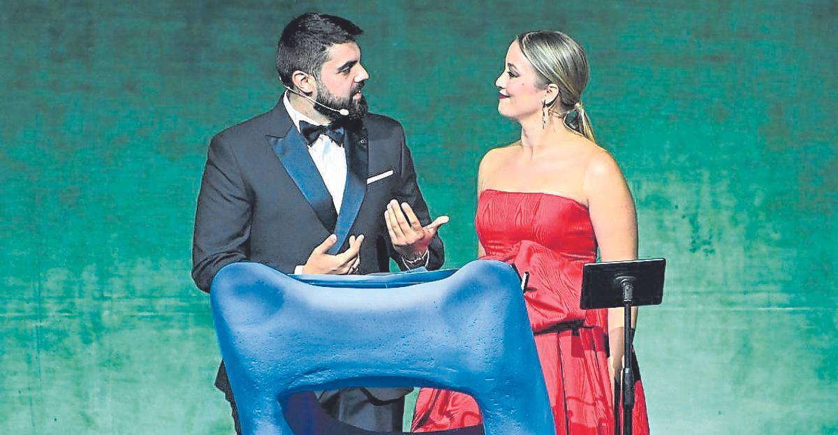La gala de la 41 edición de los premios «Importantes» de INFORMACIÓN fue conducida con agilidad y elegancia por Alejandro J. Fuentes y Lydia Ferrándiz, redactores del diario que lleva entregados a lo largo de su historia 574 premios.