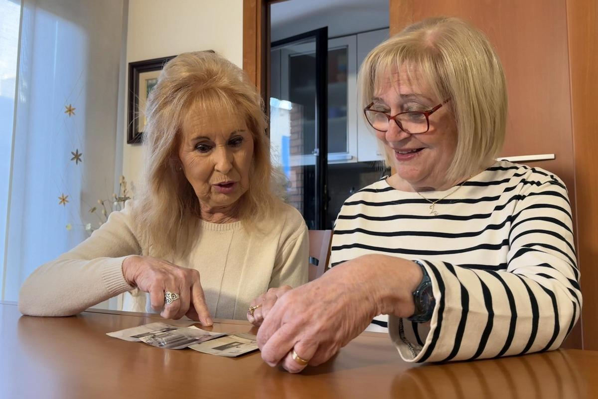 Roser Miquel y Victòria Brossa, mirando las fotos de las antiguas casas que ocupan el actual edificio donde viven