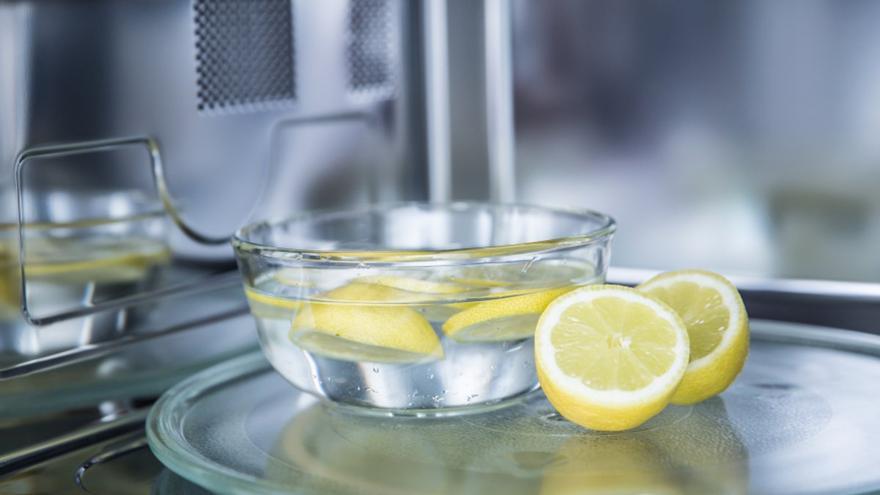 ¿Qué tienen en común un microondas y un limón? Te desvelamos el truco de limpieza más comentado del momento