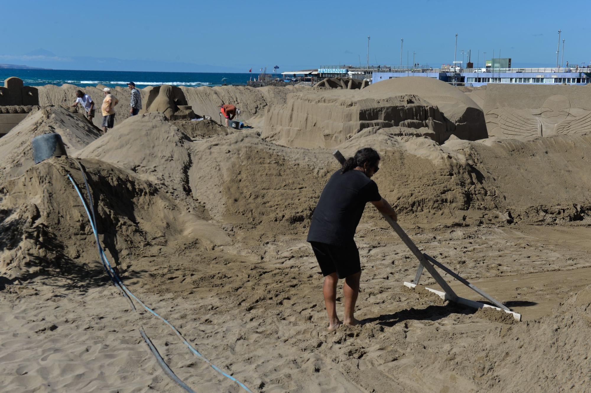 Construcción de los belenes de arena en Las Canteras