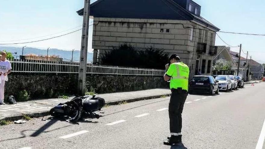 La moto, caída en el arcén. // FdV