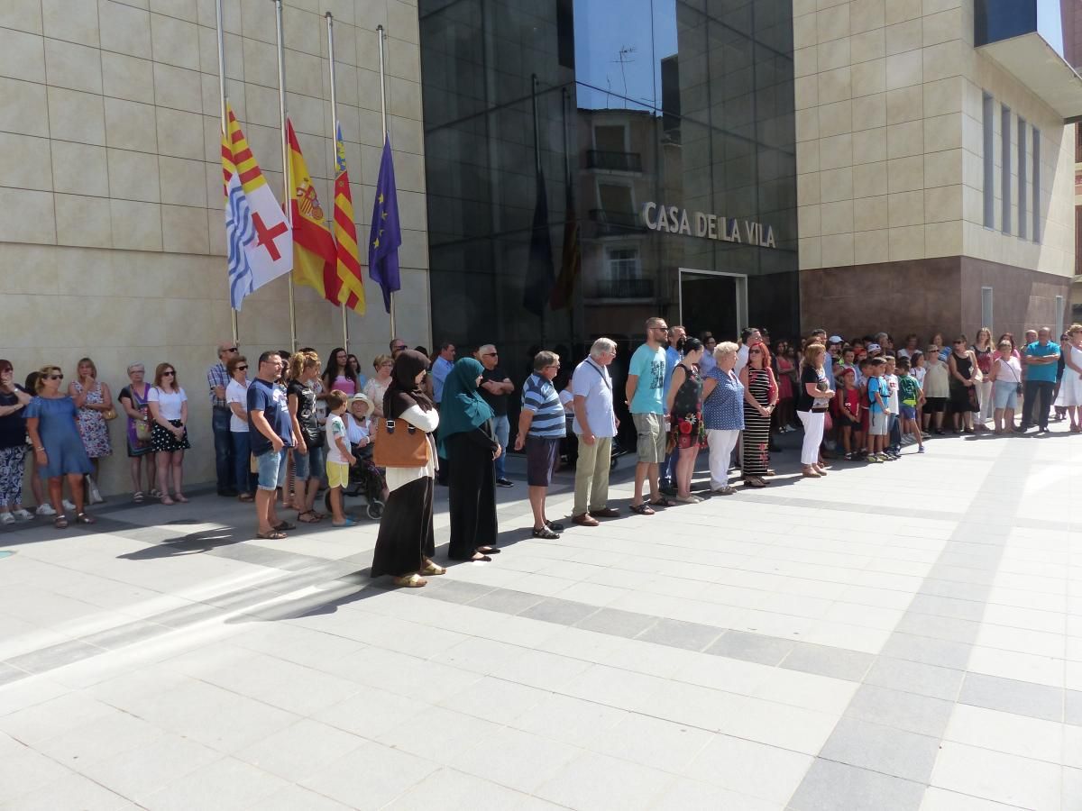 Toda la provincia de Castellón muestra en silencio su repulsa por los atentados