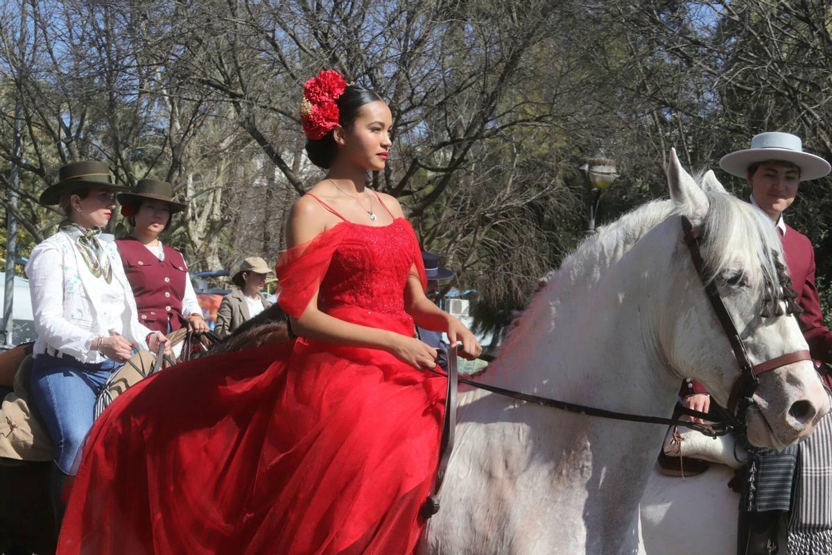 La marcha hípica por el Día de Andalucía reúne a familias y visitantes en las calles
