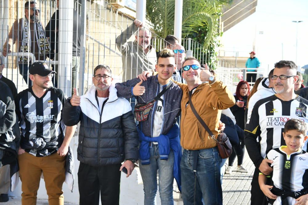 La afición del FC Cartagena despide a los jugadores antes del derbi