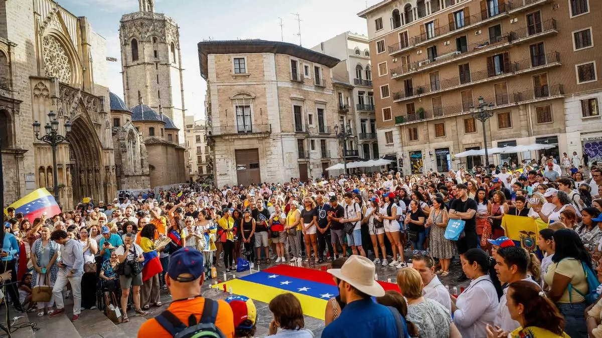 Vigilia en la Plaza de la Virgen de València por las víctimas y heridos en el terremoto de Venezuela.