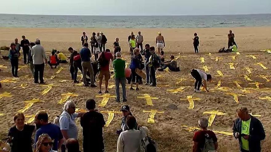 Mosaico de cruces amarillas en la playa de Mataró