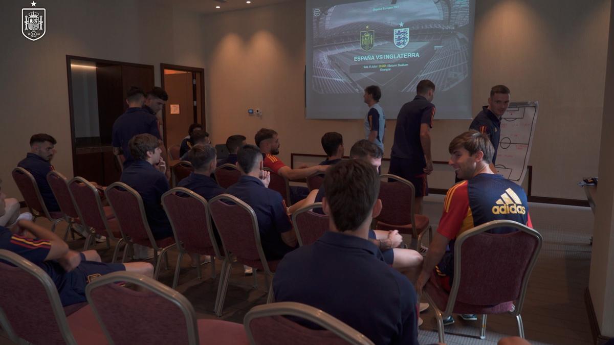 Última charla de la selección sub-21 antes de la final ante el Inglaterra