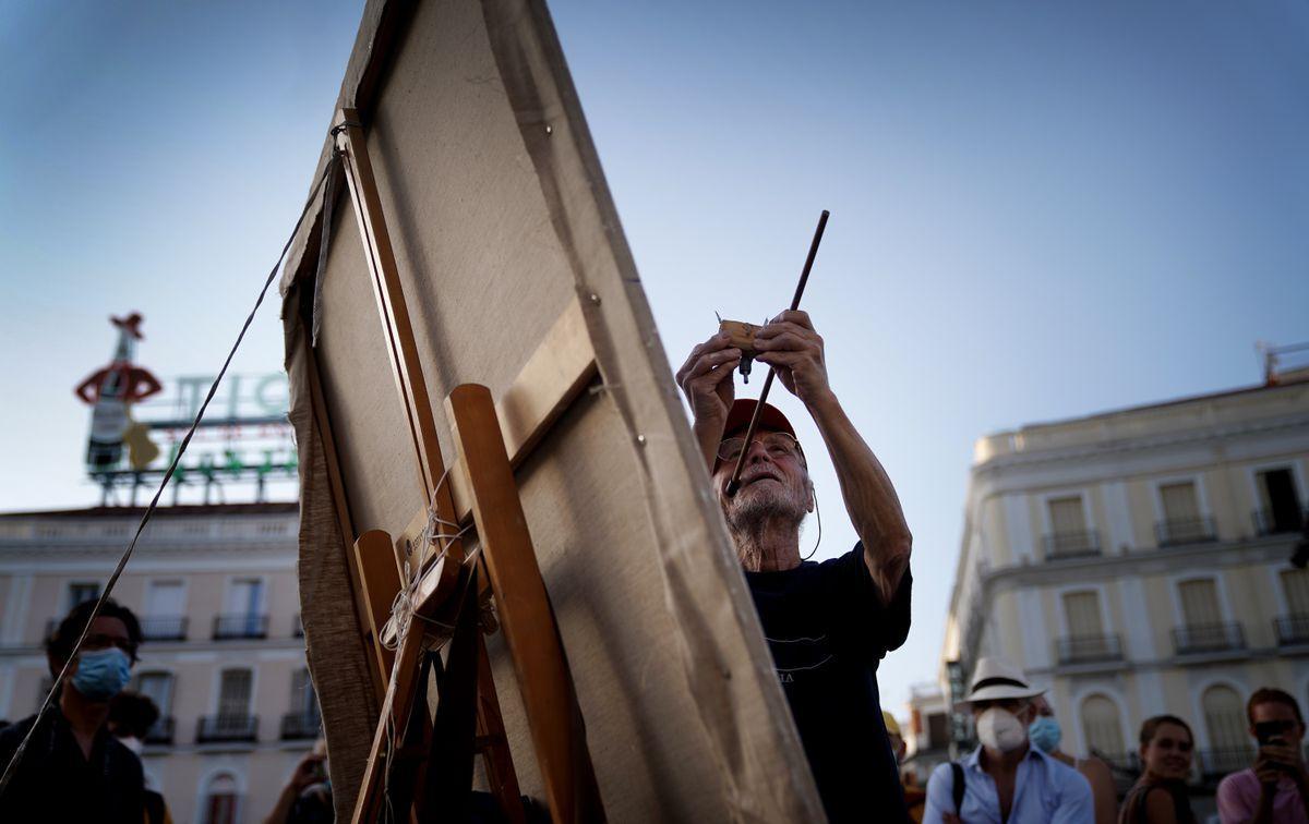 El pintor Antonio López crea una de sus obras en la Puerta del Sol.