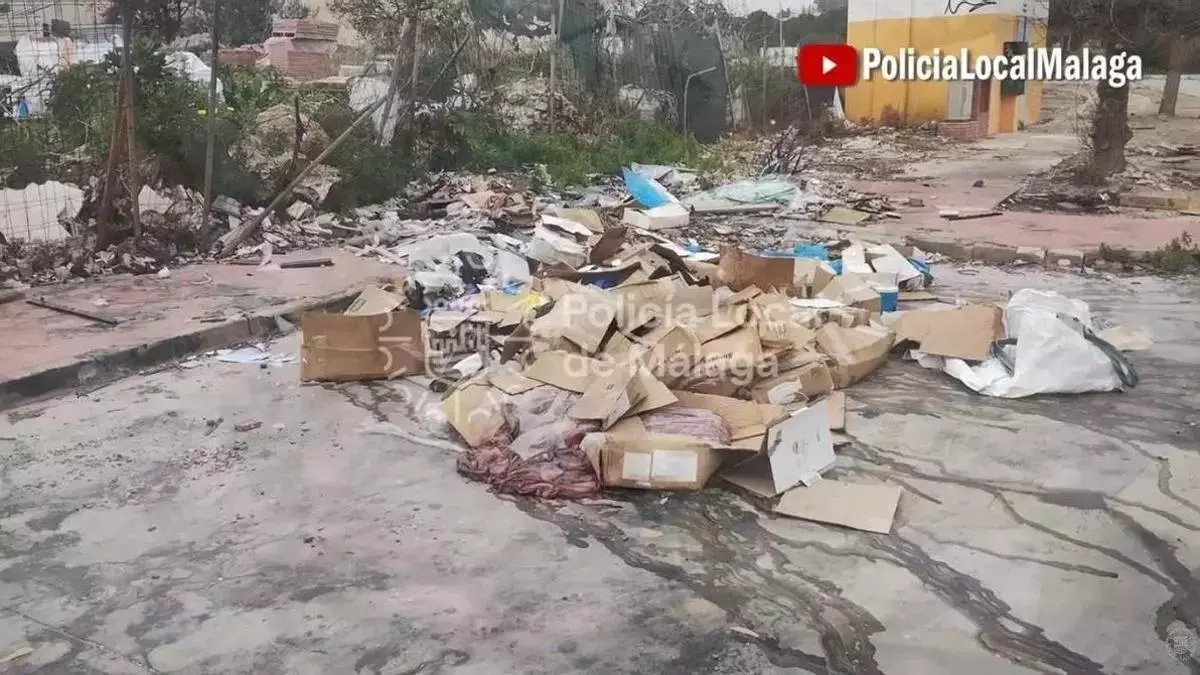 La Policía Local denuncia en Málaga al responsable de un vertido en la calle de más de 200 kilos de pescado podrido