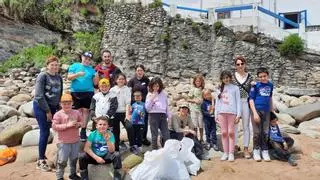 Los alumnos de Les Mariñes de Villaviciosa limpian de basura las playas de la zona: "Sacamos cuerdas y muchísimo plástico"