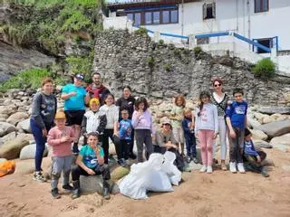 Embajadores medioambientales: los alumnos del CRA de Les Mariñes limpian playas y ríos