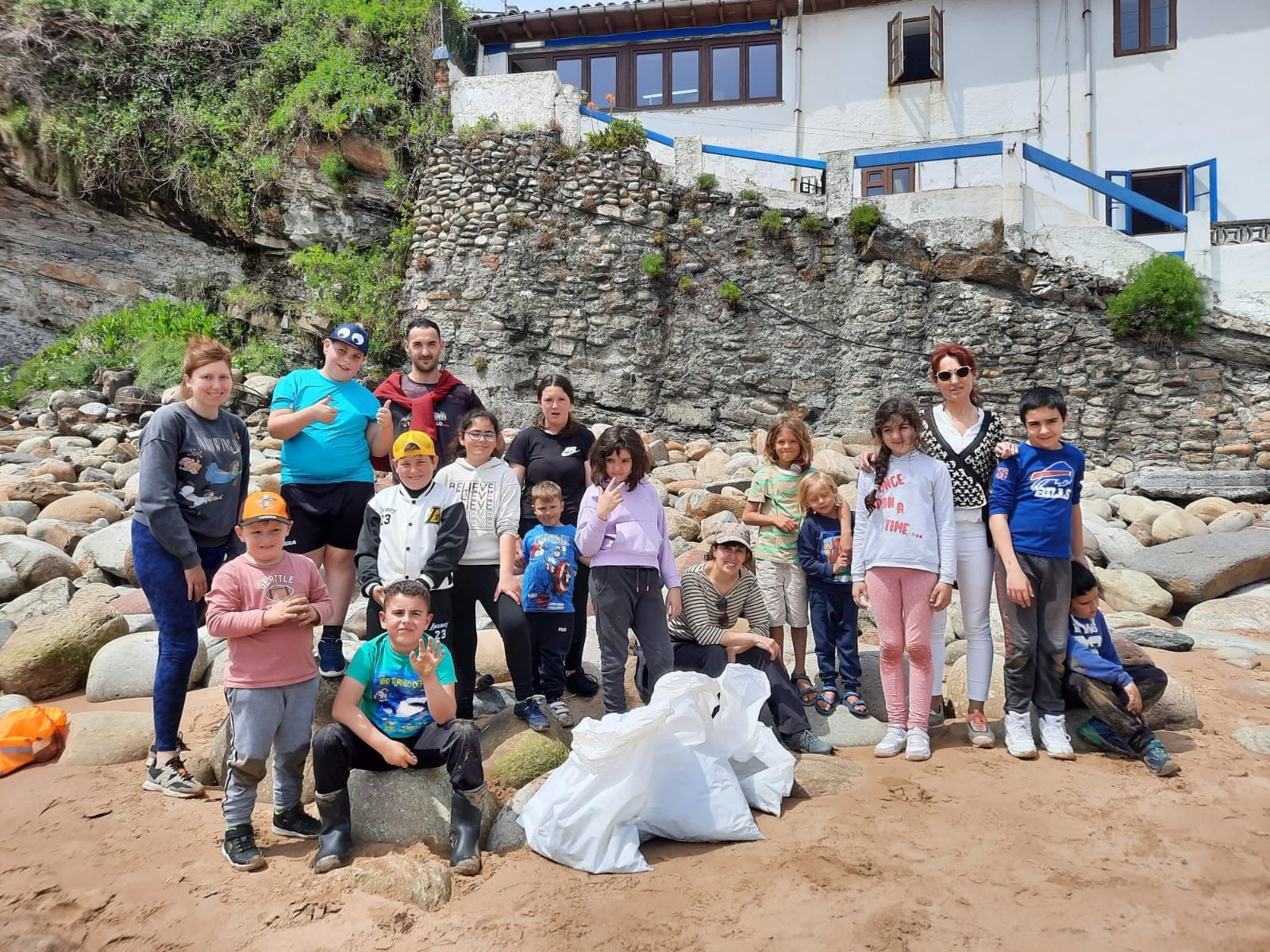 Embajadores medioambientales: los alumnos del CRA Les Mariñes limpian playas y ríos