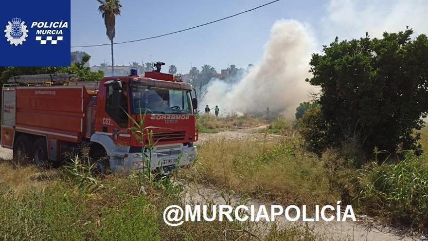 Un incendio de matorral detrás de La Fica moviliza a los bomberos