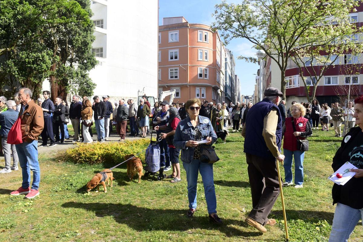 La manifestación, con un centenar de asistentes, contó con música y claveles conmemorando la revolución del 25 de abril en Portugal