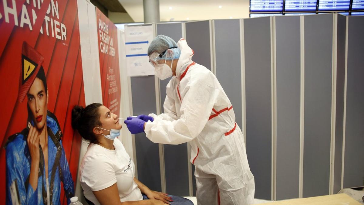 Una joven se somete a un test PCR en el aeropuerto Charles de Gaulle de París.