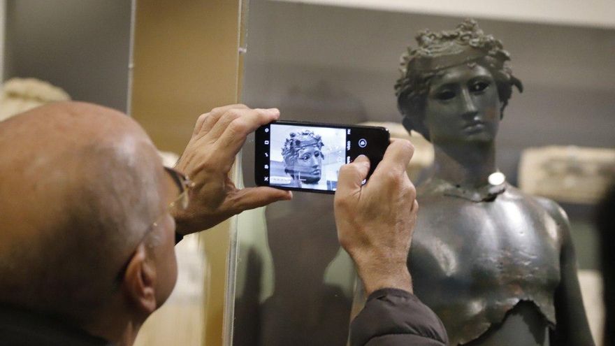 Comienzan las visitas y talleres sobre los efebos de Pedro Abad: &quot;Tenerlos es un orgullo&quot;