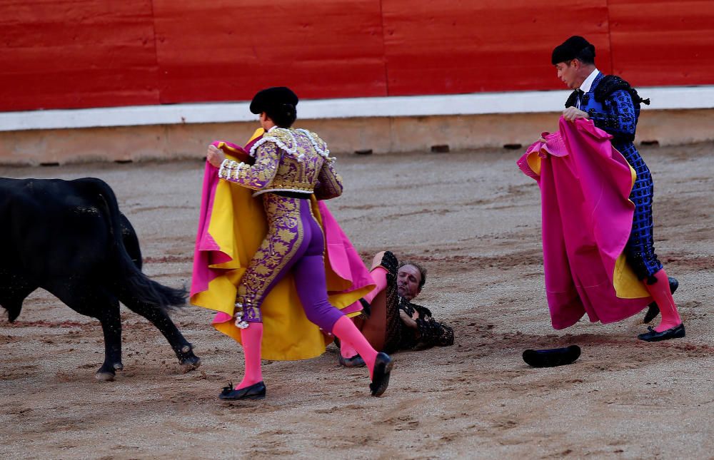 Grave cogida a un banderillero en la plaza de Pamplona