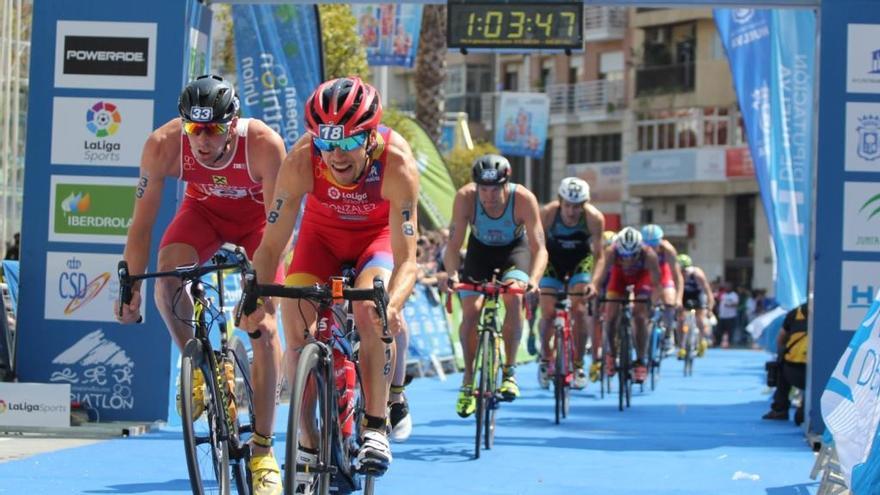 El malagueño, con el dorsal 18, primero en el paso de ciclismo por la línea de meta.