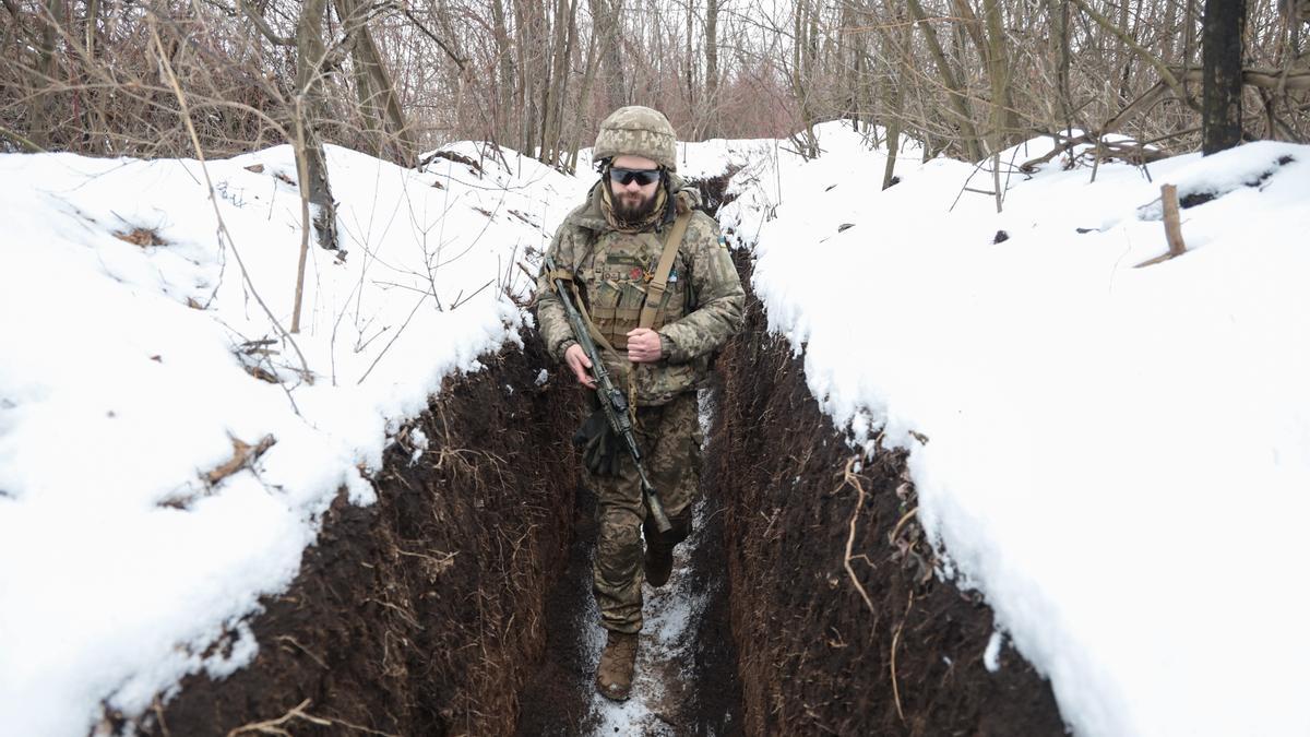 Soldados ucranianos vigilan la frontera con Rusia.