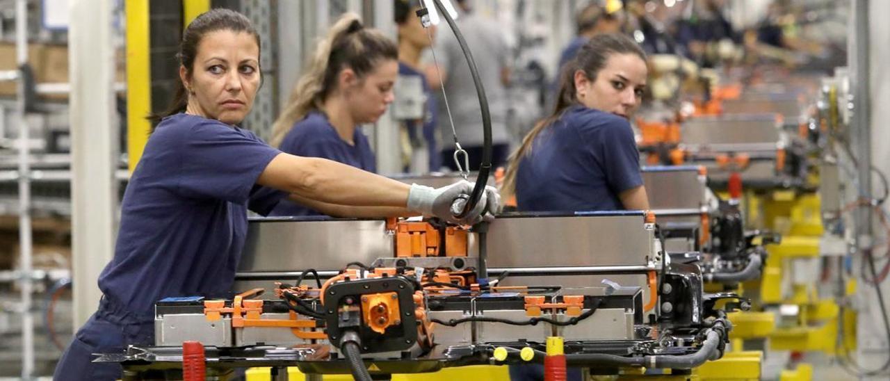 Trabajadoras del taller de baterías de la planta Stellantis Figueruelas (Zaragoza)