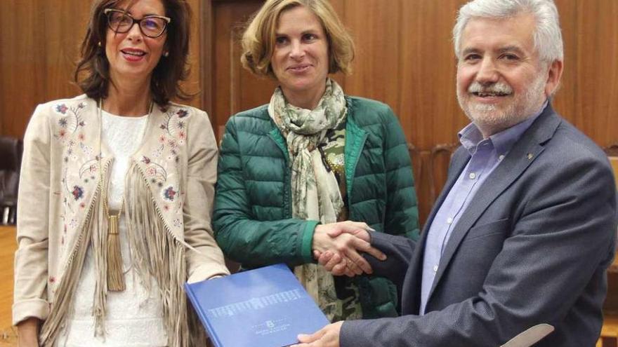 Nava Castro (centro), con Rosendo Fernández y Marisol Díaz Mouteira, tras firmar el convenio. // I.Osorio