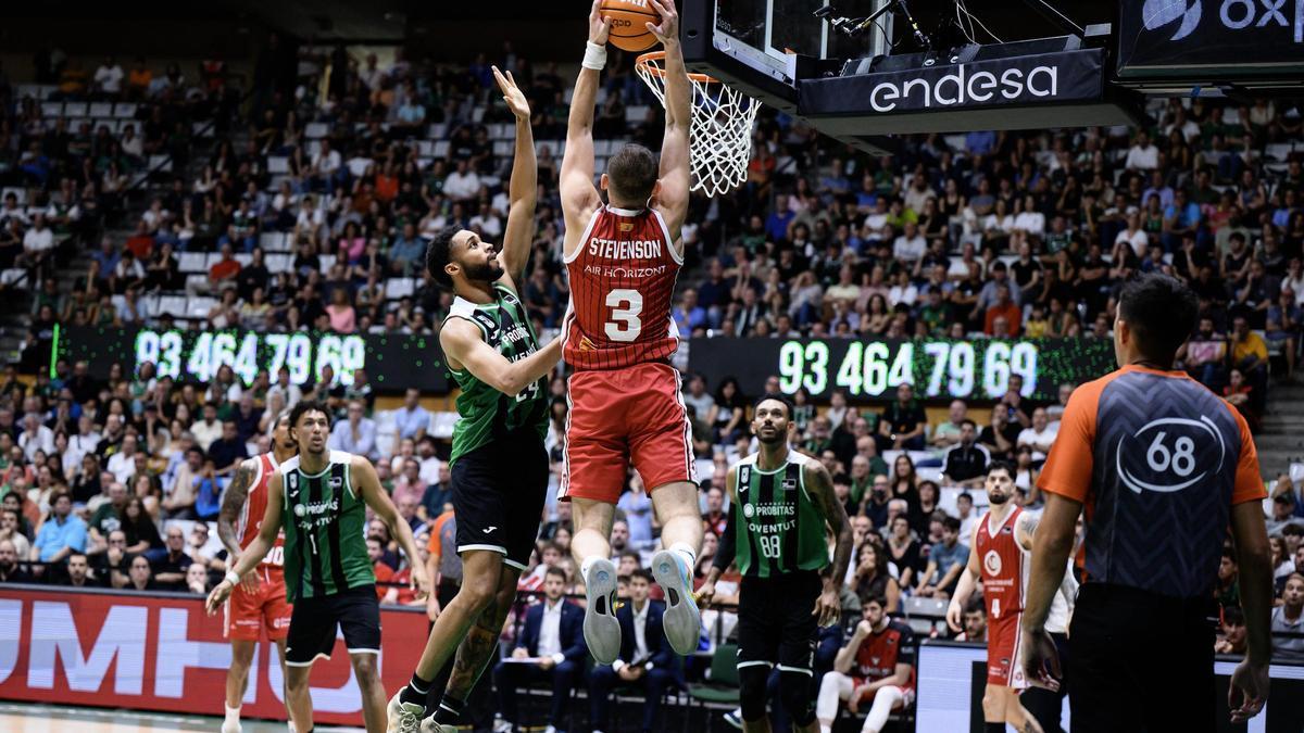 Stevenson marcando un mate en el partido del Casademont Zaragoza frente al Joventut Badalona.IGA ENDESA TEMPORADA 2025-26