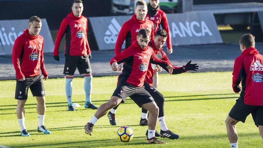 Jonny y Roncaglia pugnan por el balón junto a Lobotka, Aspas, Fontás, Sergi y Hjulsager, ayer en Balaídos. // Cristina Graña