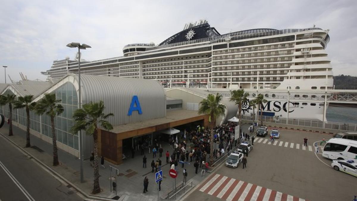 El 'Splendia' de MSC Cruceros, atracado en el Puerto de Barcelona, este viernes.
