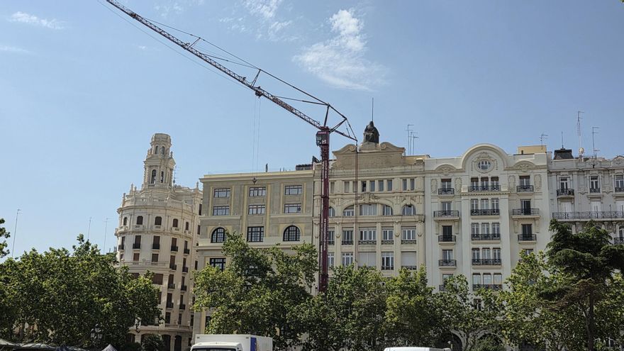 Una grúa de colosales dimensiones en la Plaza del Ayuntamiento