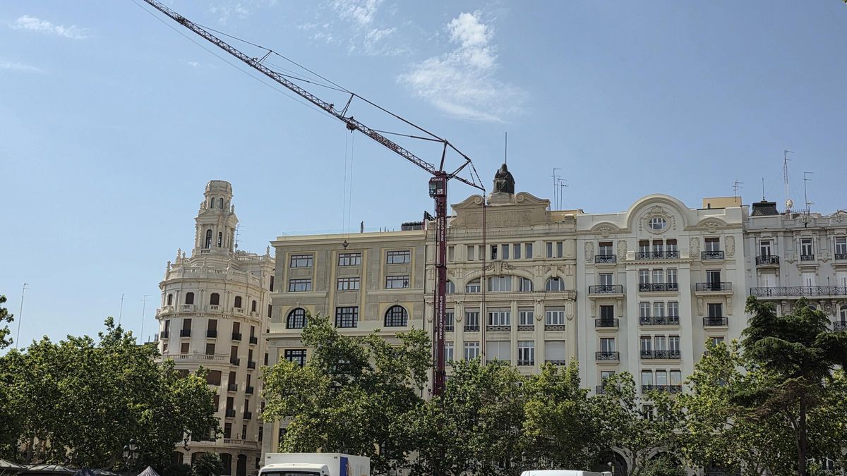 Aparece una colosal grúa en la Plaza del Ayuntamiento