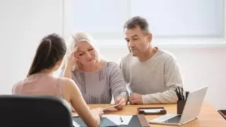 Muchos padres ya están poniendo la casa a nombre de sus hijos antes de morir: esto es lo que pasa con los impuestos