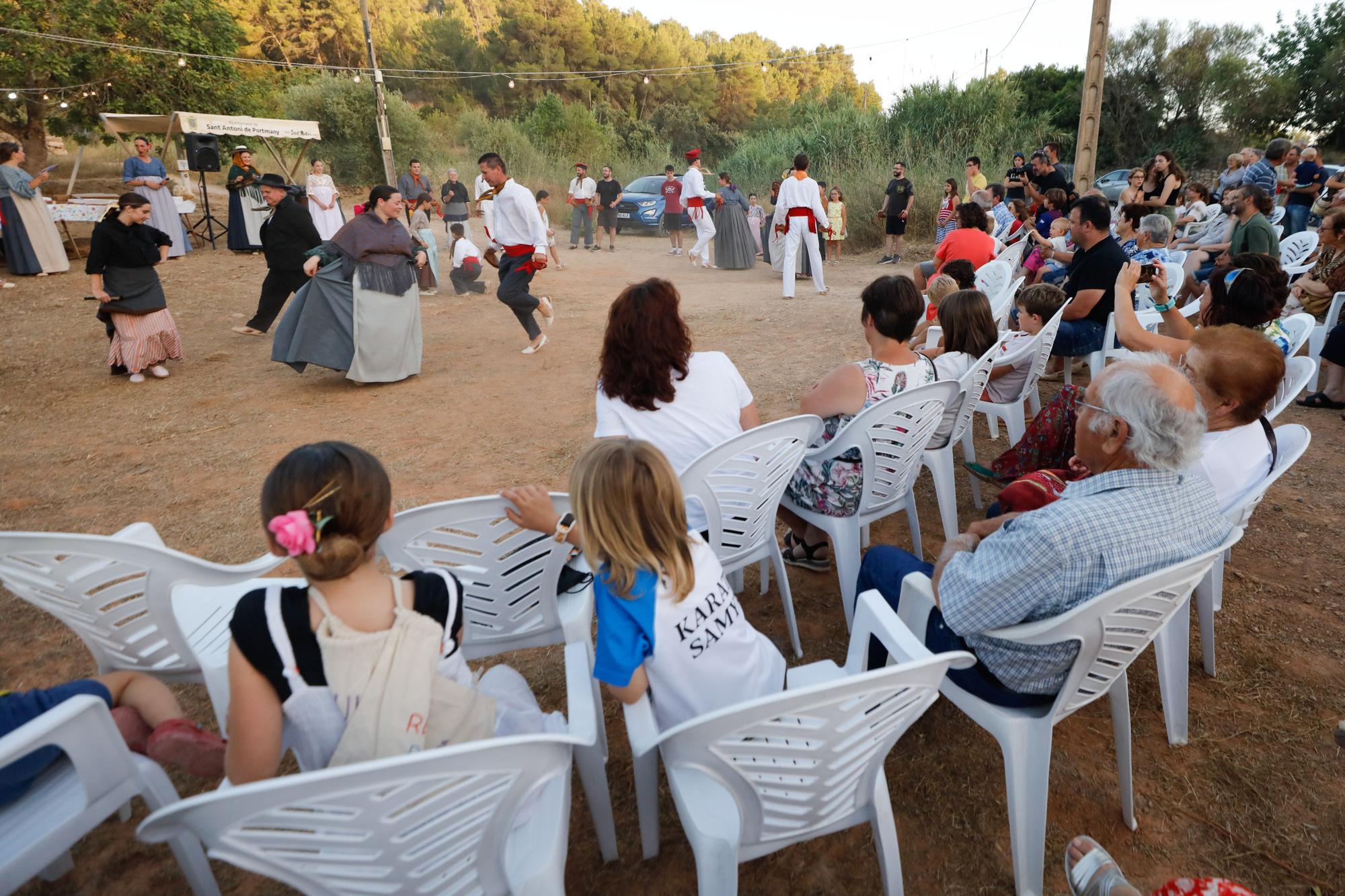 Las imágenes de la 'ballada' popular en el Pou des Escarabats, en Buscastell.