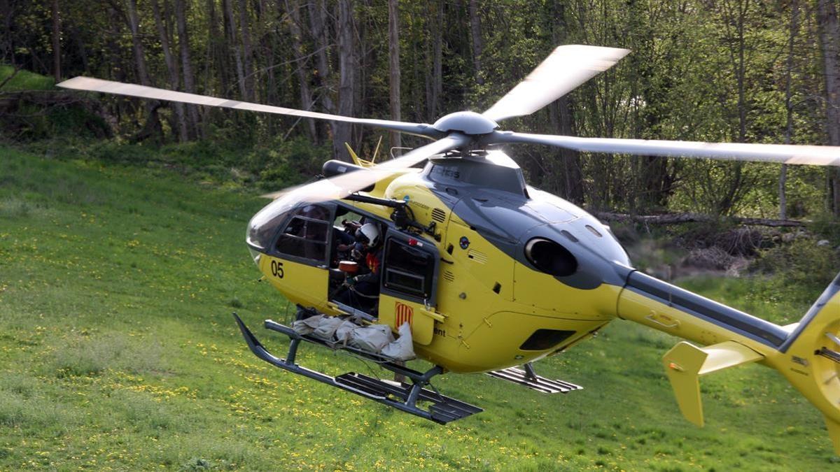 Imagen de un helicóptero de rescate de la Generalitat sobrevolando un campo en el Pallars.