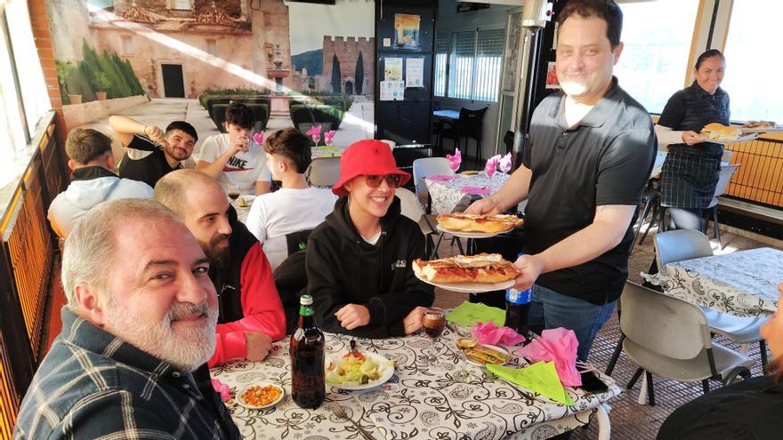 Raúl Huete, gerente del Poliesportiu, sirve los bocadillos a unos clientes