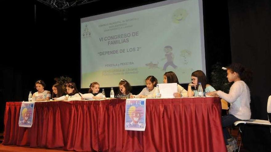 Participantes en una de las actividades de la primera jornada del Congreso de Familias.