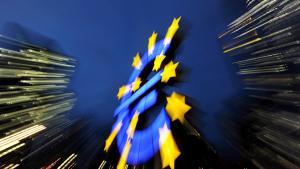 Vista de la escultura del signo del Euro ubicado en frente del Banco Central Europeo (BCE) en Fráncfort (Alemania). EFE/ARNE DEDERT