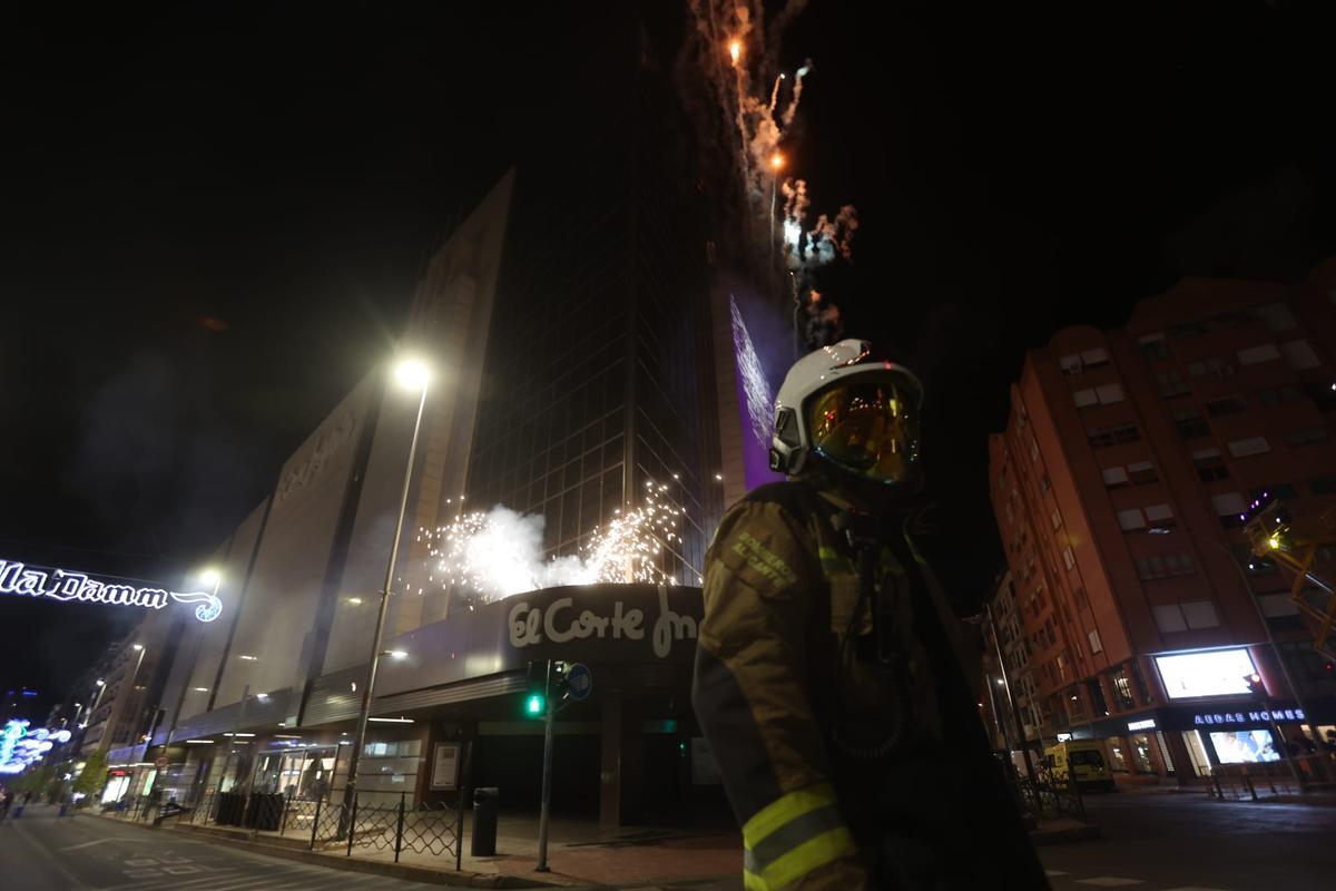 La "Arribada del Foc" congrega a miles de personas para presenciar el espectáculo piromusical