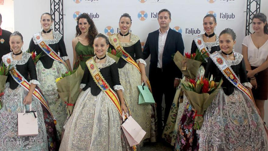 Entrega de flores a las Reinas y Damas de Elche