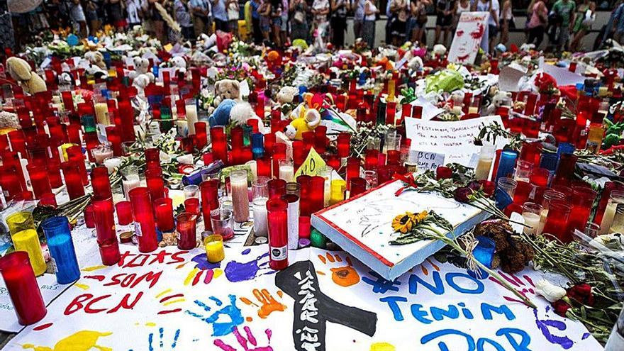 Altar en homenatge a les víctimes del 17-A a Barcelona.