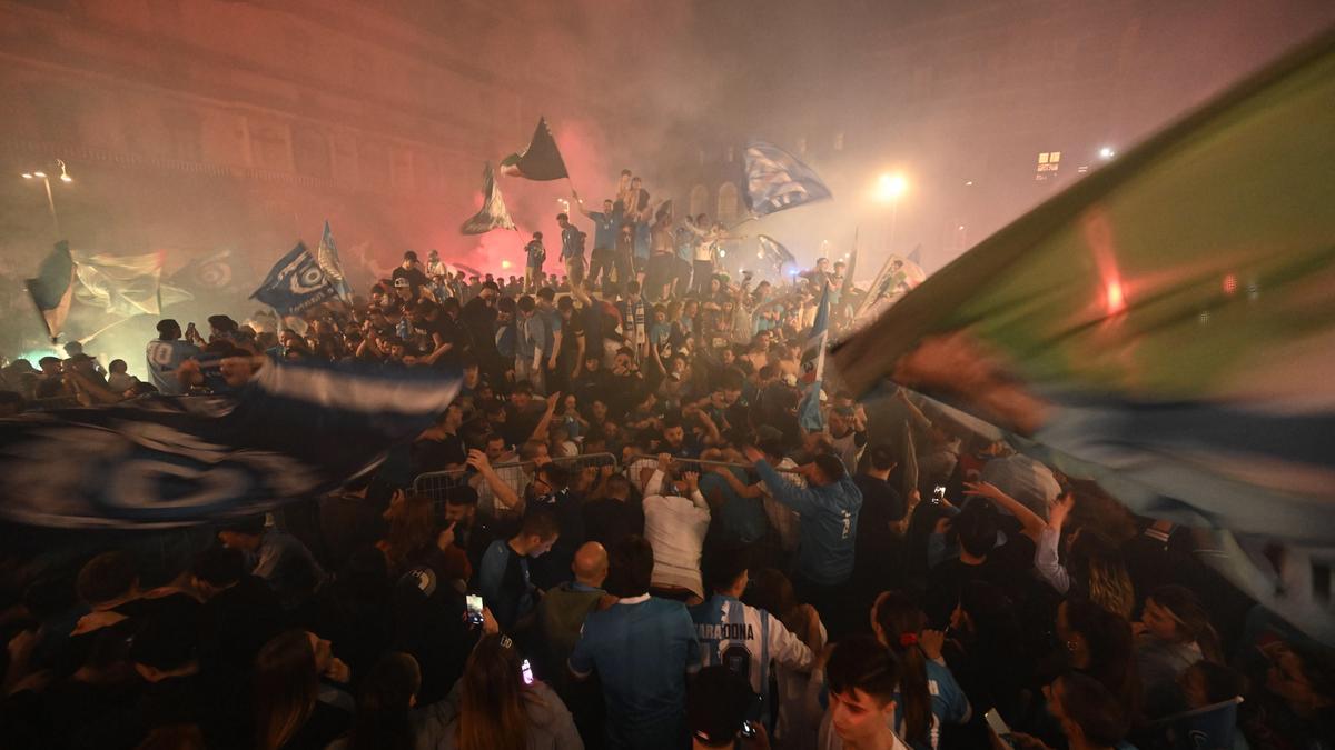 Aficionados del Nápoles celebran el título.