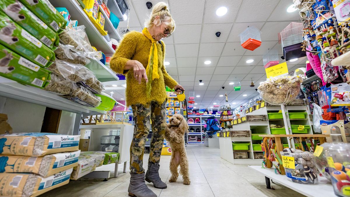 Una mujer con una mascota en una tienda de Benidorm.