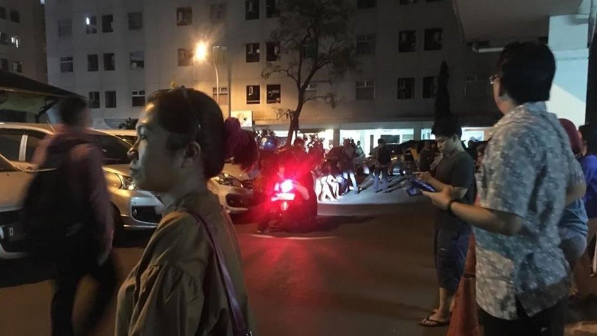 Residentes de Yakarta, en la calle, tras el terremoto de este viernes.