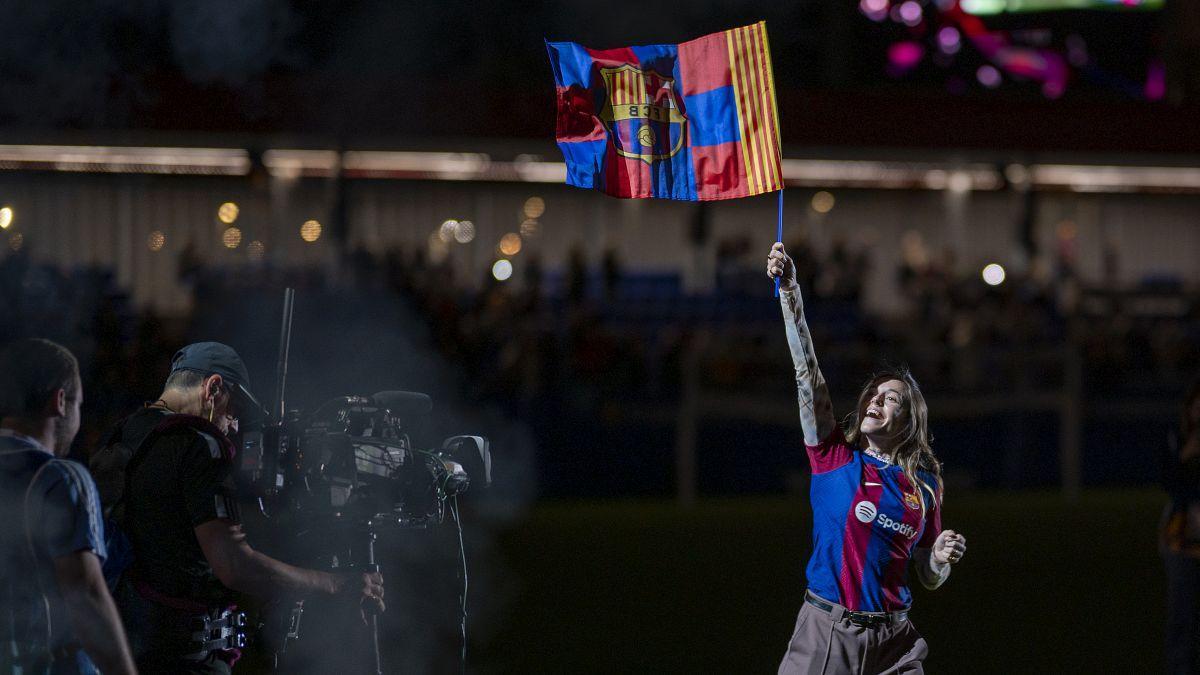 Mapi León ondea, el 10/5/2024, una bandera azulgrana durante la celebración de la quinta liga F consecutiva conseguida por el Barça femenino en el estadio Johan Cruyff. Mapi León ondea, el 10/5/2024, una bandera azulgrana durante la celebración de la quinta liga F consecutiva conseguida por el Barça femenino en el estadio Johan Cruyff.