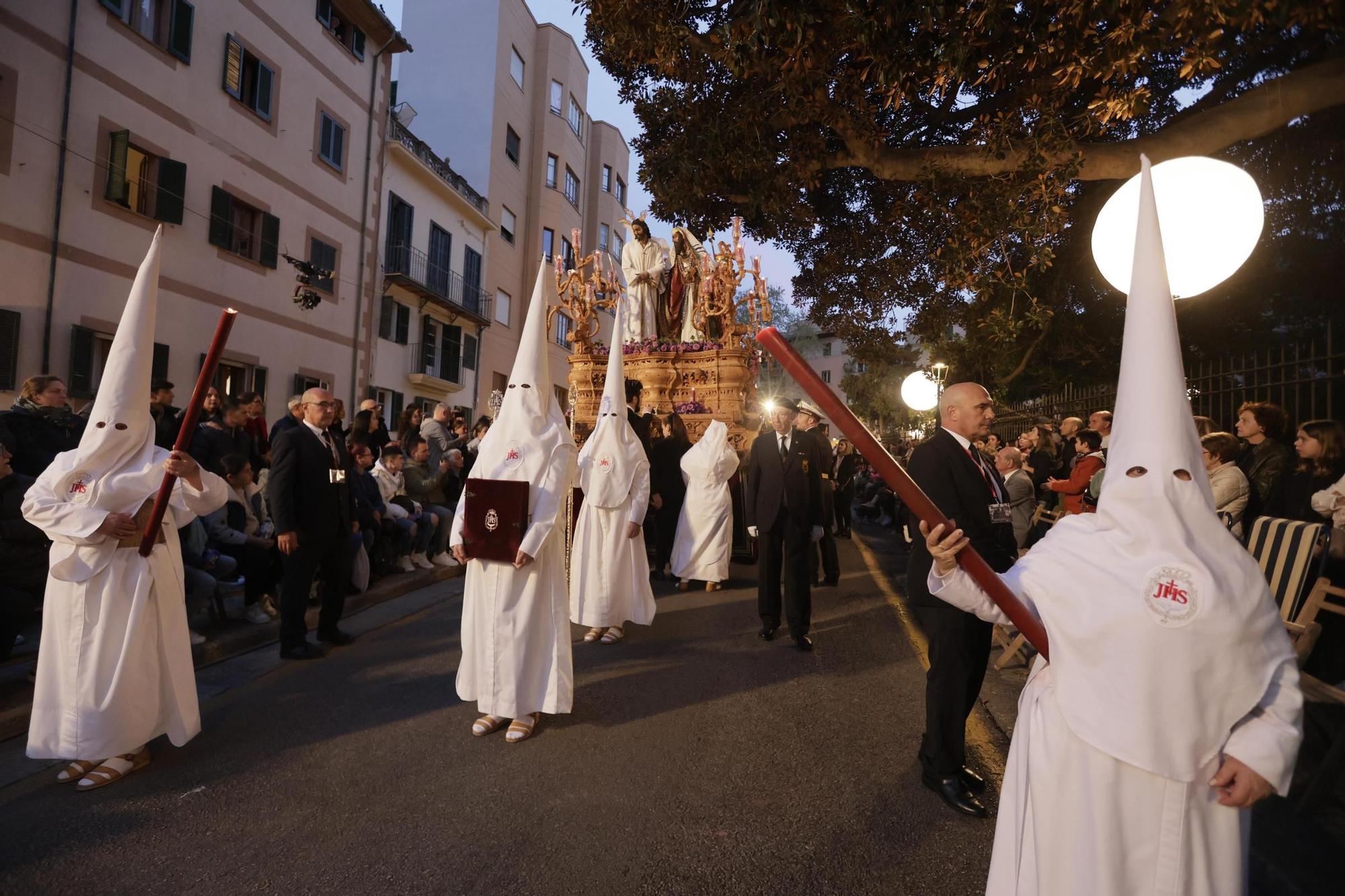 El centro de Palma vive con fervor la multitudinaria procesión del Crist de la Sang