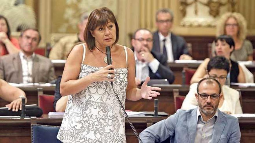 Francina Armengol, junto a Biel Barceló, contestando a la oposición en el pleno del Parlament.