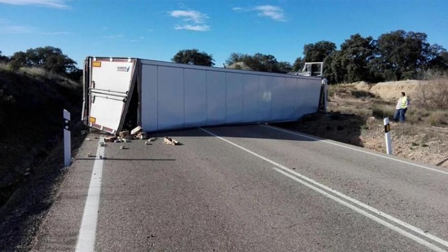 El vuelco de un camión que transportaba cajas de leche corta el tráfico en la carretera A-424